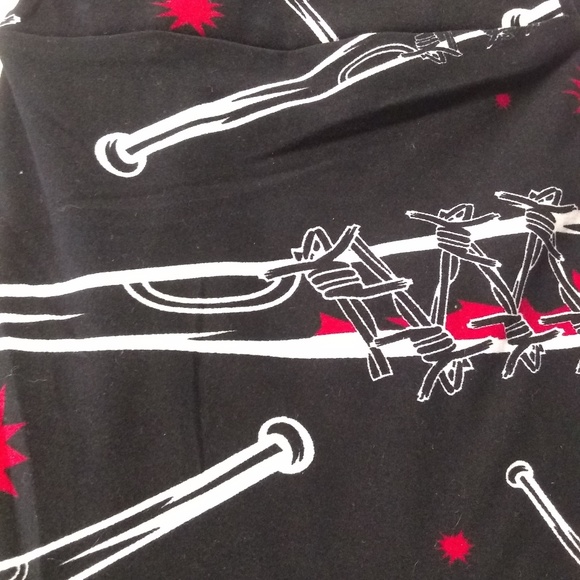 🌼 3 for $25 🌼 Lucille Bats Capri leggings - Picture 1 of 1